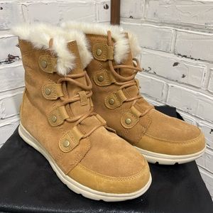 EXCELLENT condition Sorel boots 8.5